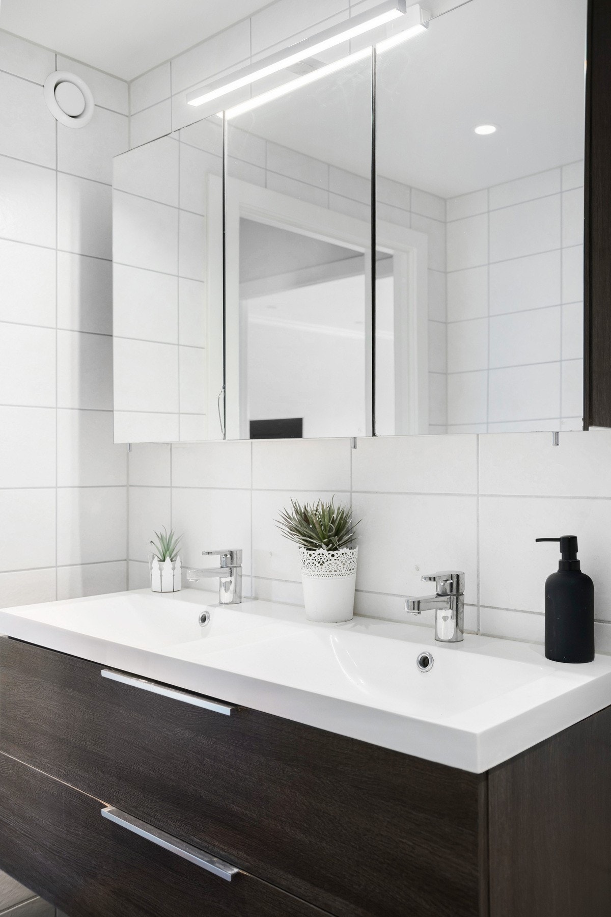 Innredningen består av dobbelservant på underskuffer, speilskap og belysning. Galleribilde