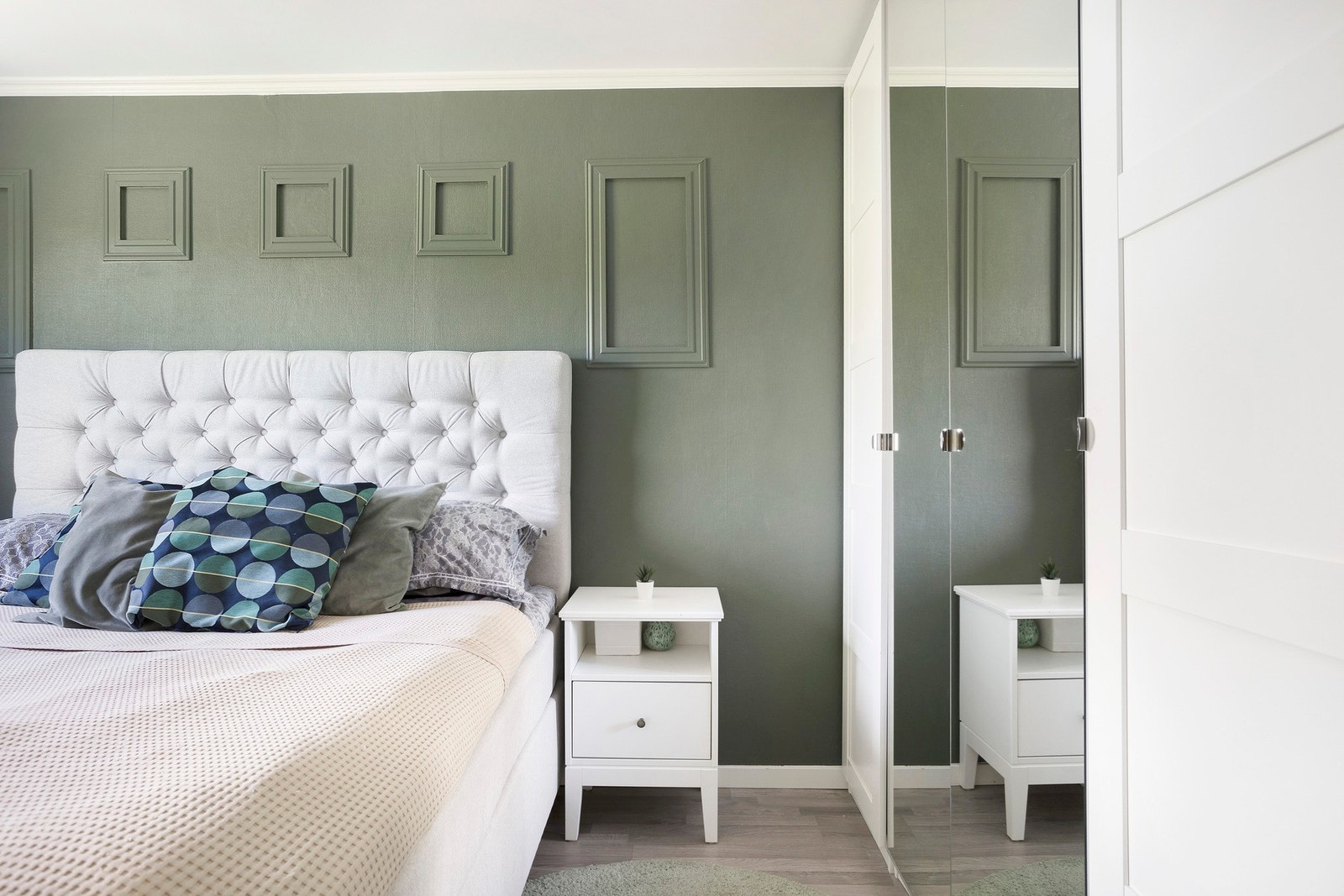 Hovedsoverommet har god plass til stor dobbeltseng og tilhørende nattbord. Galleribilde