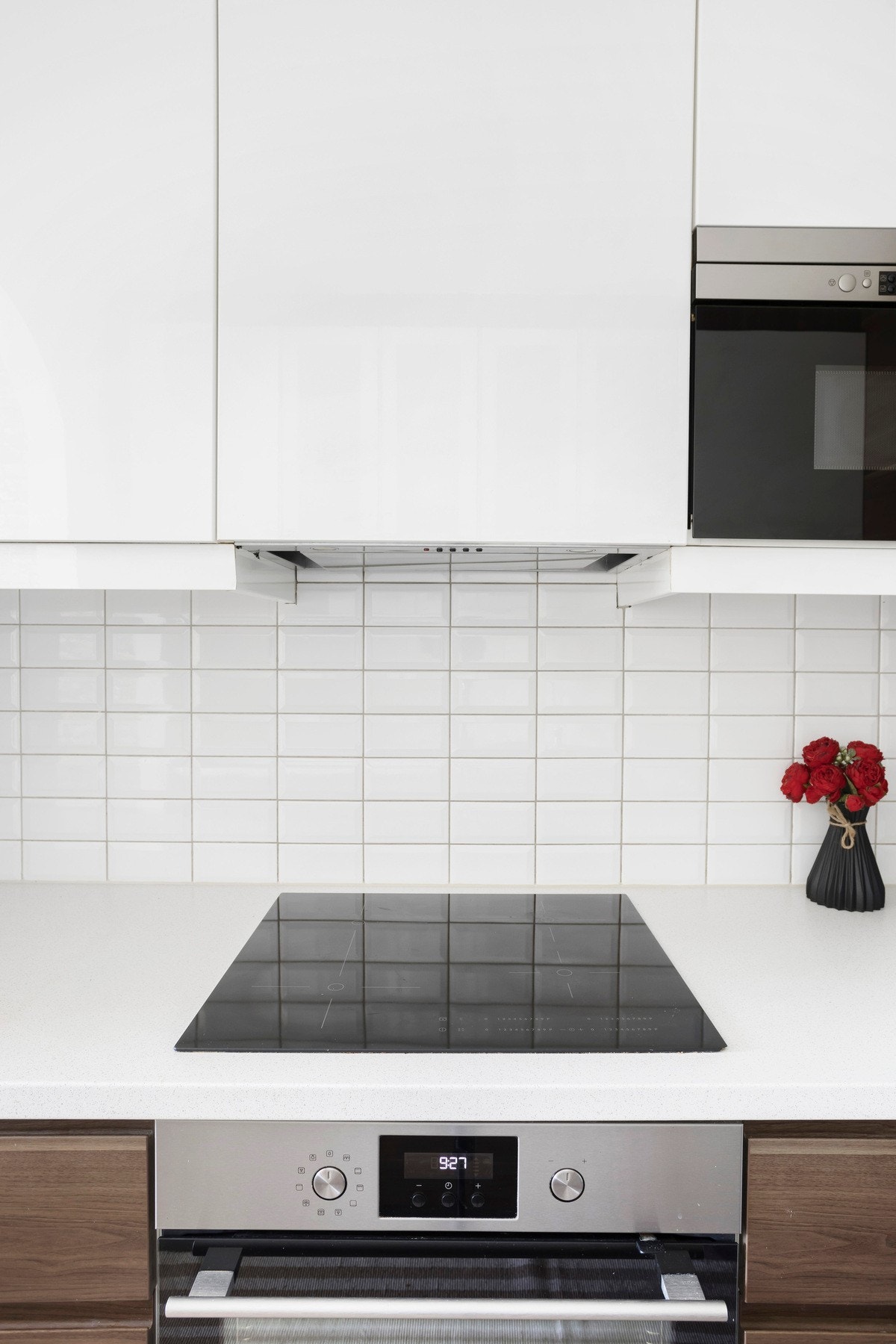 Integrerte hvitevarer som mikrobølgeovn, komfyr, platetopp og oppvaskmaskin medfølger. Galleribilde