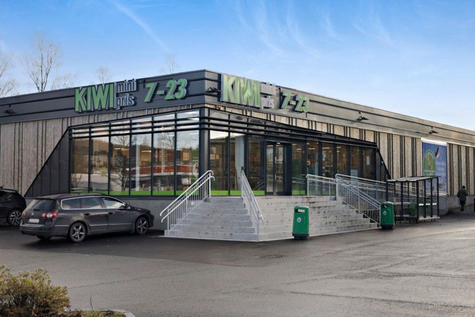 Det er i underkant av 400 meter til Haugenstua torg og også til nærsenteret med blant annet Rema 1000, post i butikk, og apotek. Galleribilde