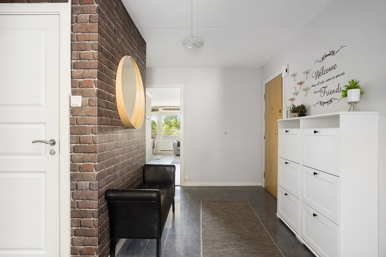 Entréen har god plass til knaggrekke, speil og kommode mm. Galleribilde