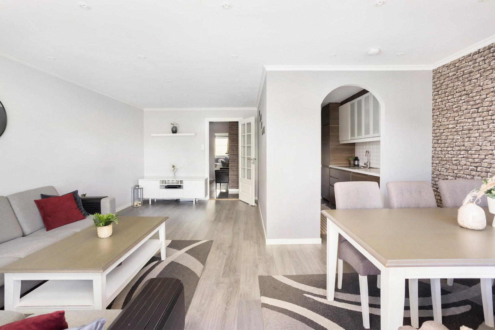 Naturlig sone for plassering av spisebord mellom stue og kjøkken. Galleribilde