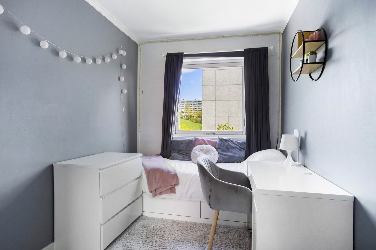 Rommene har malte overflater og laminat på gulv. Galleribilde