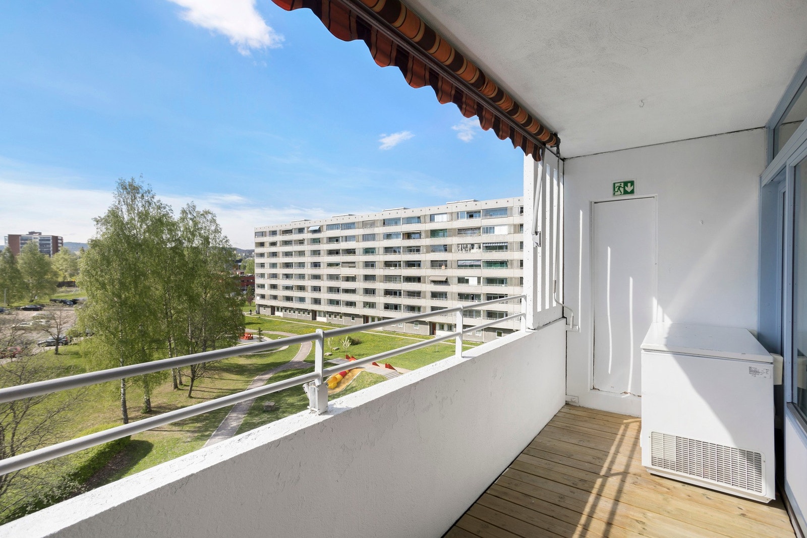 Balkongen har god plass til møblement, beplantning og grill (elektrisk er tillatt). Det er installert markise som kan benyttes ved behov. Galleribilde