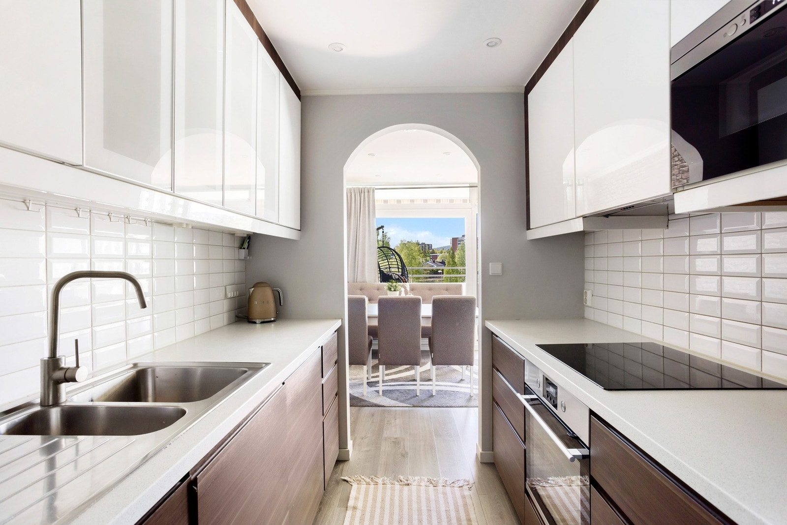 Kjøkkenet byr på mye skap- og benkeplass. Galleribilde