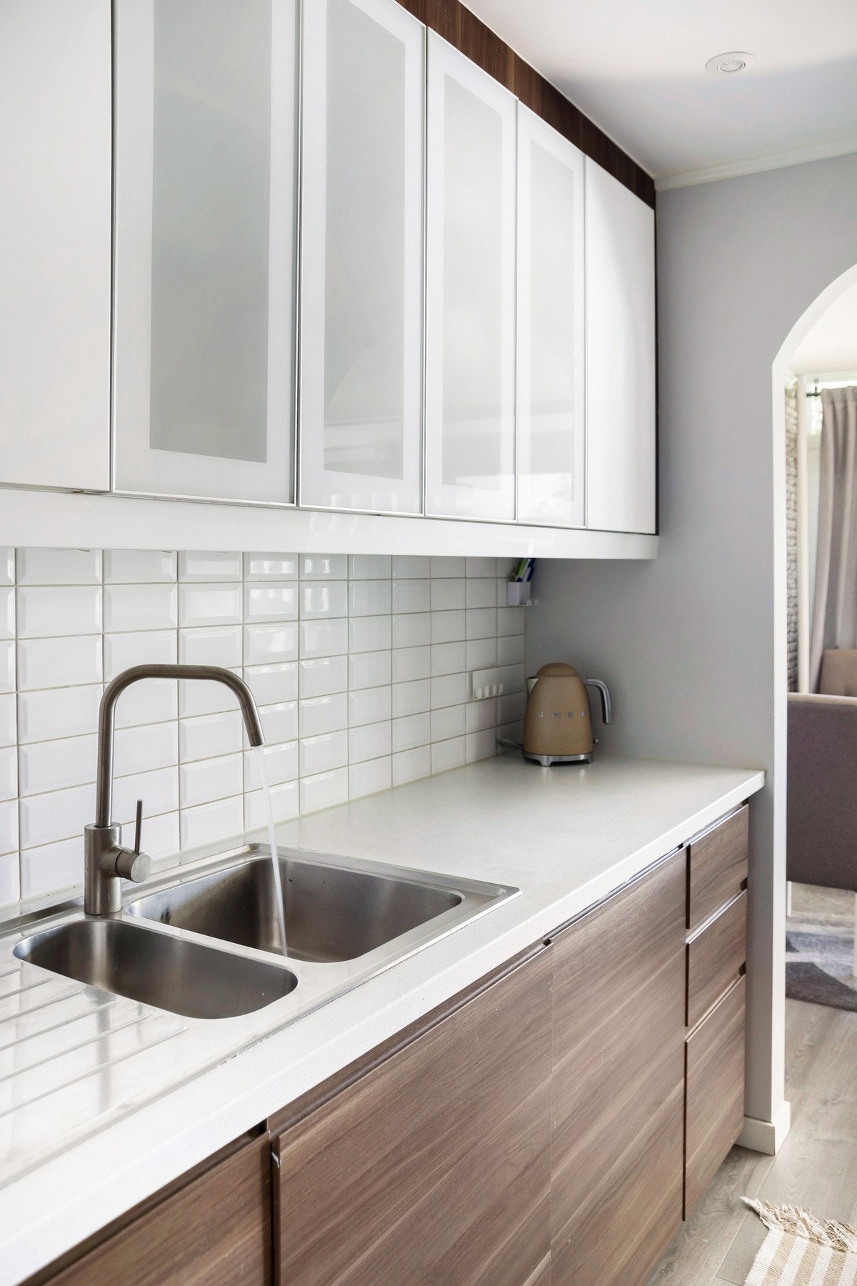 Under skap er det montert belysning, stikkontakt og fliser på vegger. Galleribilde