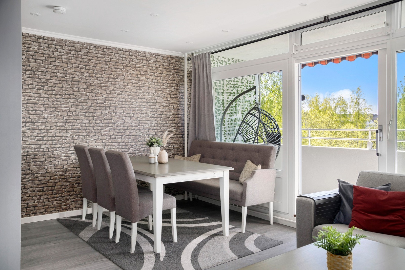 Store vindusflater gir godt med naturlig lysinnslipp. Galleribilde