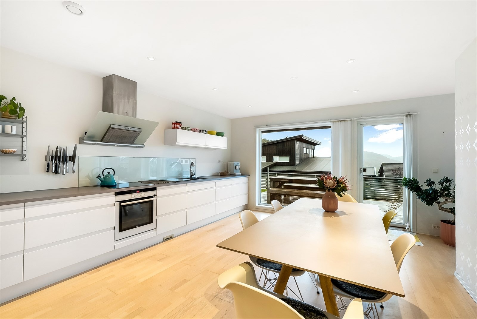 Stekeplate, komfyr og oppvaskmaskin er integrert i kjøkkeninnredningen. Galleribilde