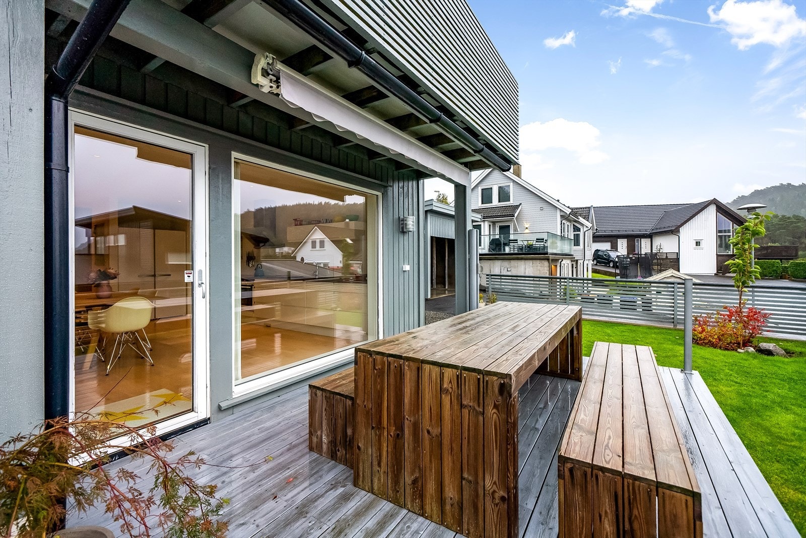 Markisen skjermer for sola på de varmeste sommerdagene. Galleribilde