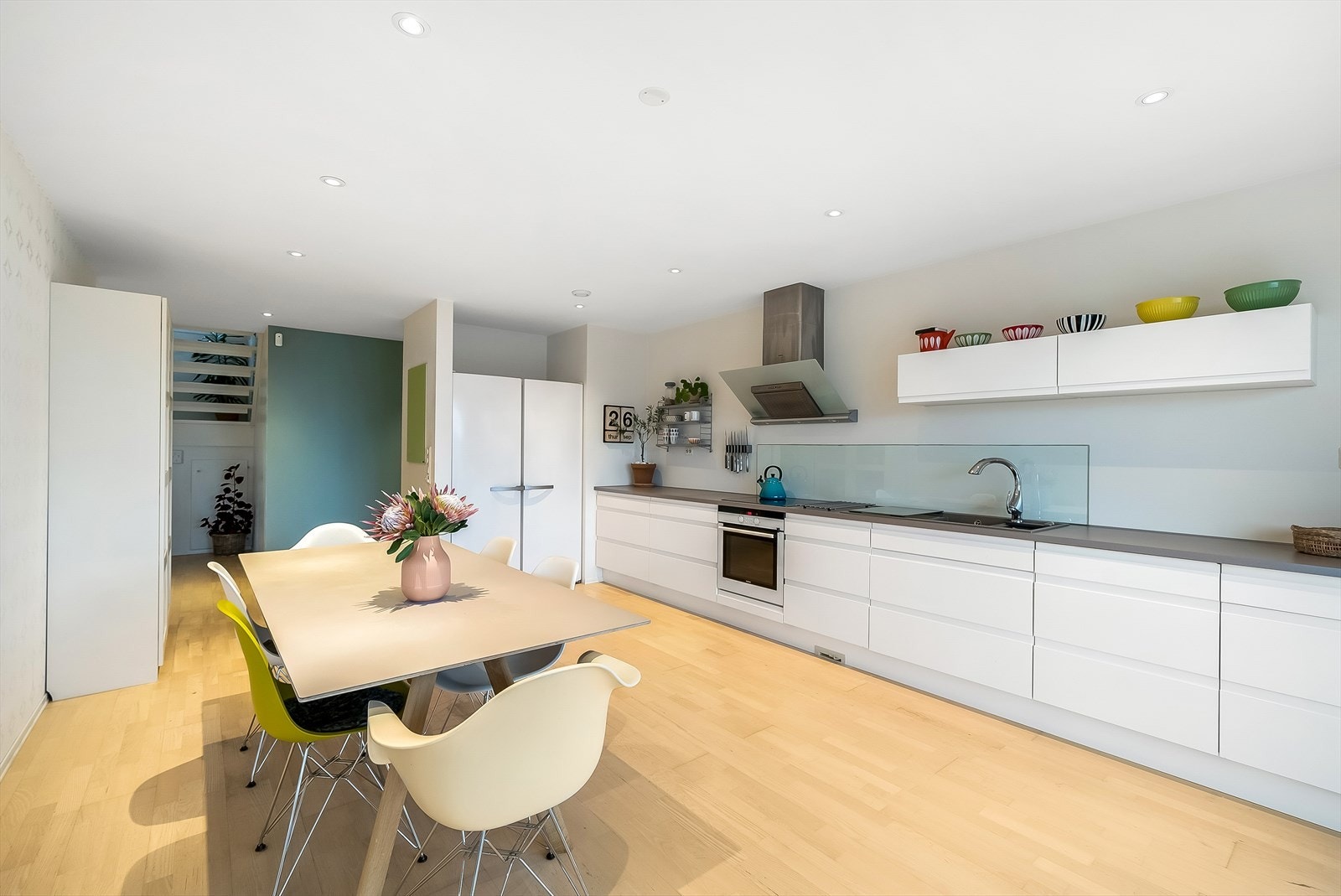 Stilrent kjøkken med rikelig skap- og benkeplass. Galleribilde