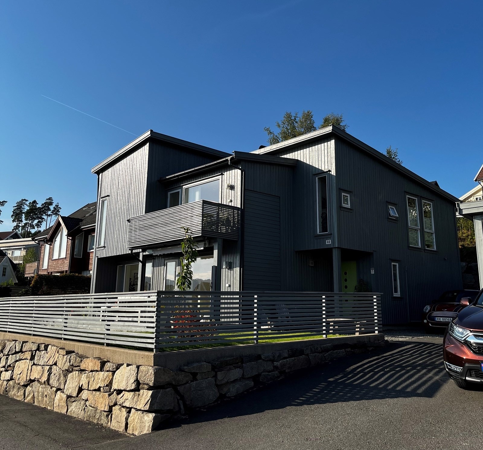 Eiendommen ligger i Rauli Sør m/nærhet til leke- og ballplass, natur og sjø! Galleribilde