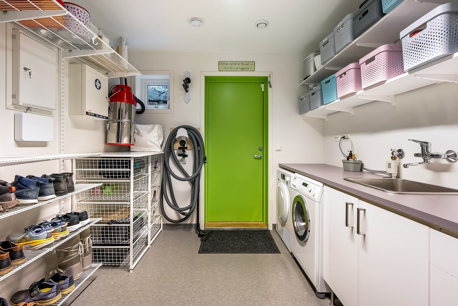 Romslig vaskerom m/praktisk bi-inngang. Her er det installert sentralstøvsuger. Galleribilde