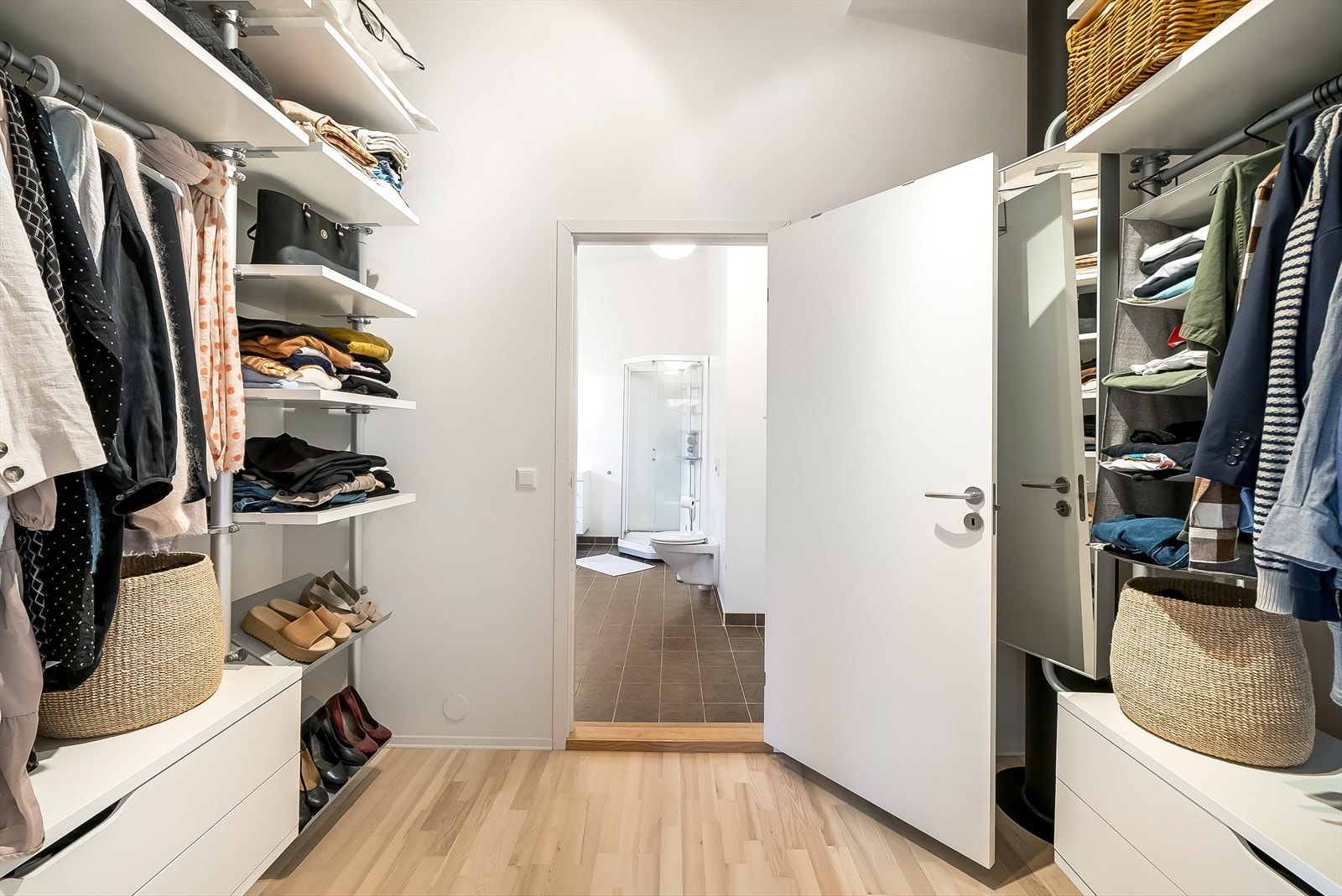 Et walk-in-closet i tilknytning til soverommet er en praktisk garderobeløsning som gjør det lett og oversiktlig å holde styr på klær og tilbehør. Galleribilde