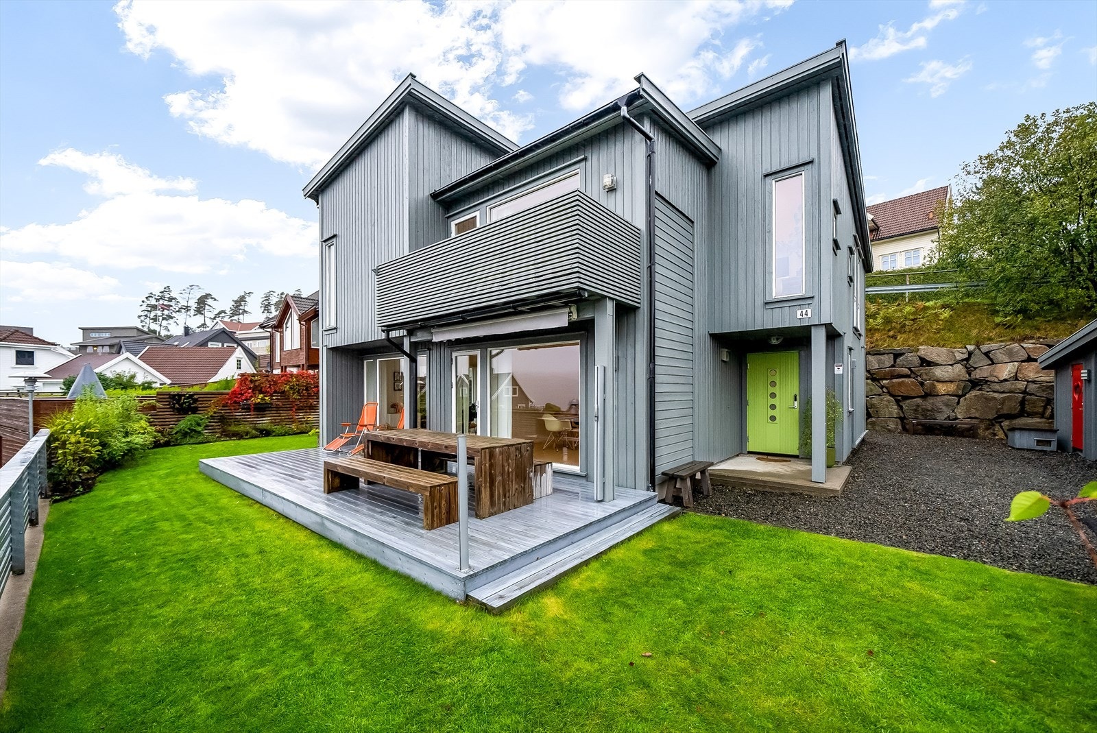 Flere utesoner med hage og terrasser gir godt grunnlag for solrike dager fra morgen til kveld. Galleribilde