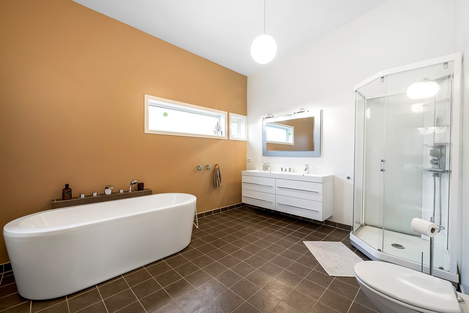 Lekkert bad i 2. etasje med dobbel servant, dusj, badekar og vegghengt wc. Galleribilde