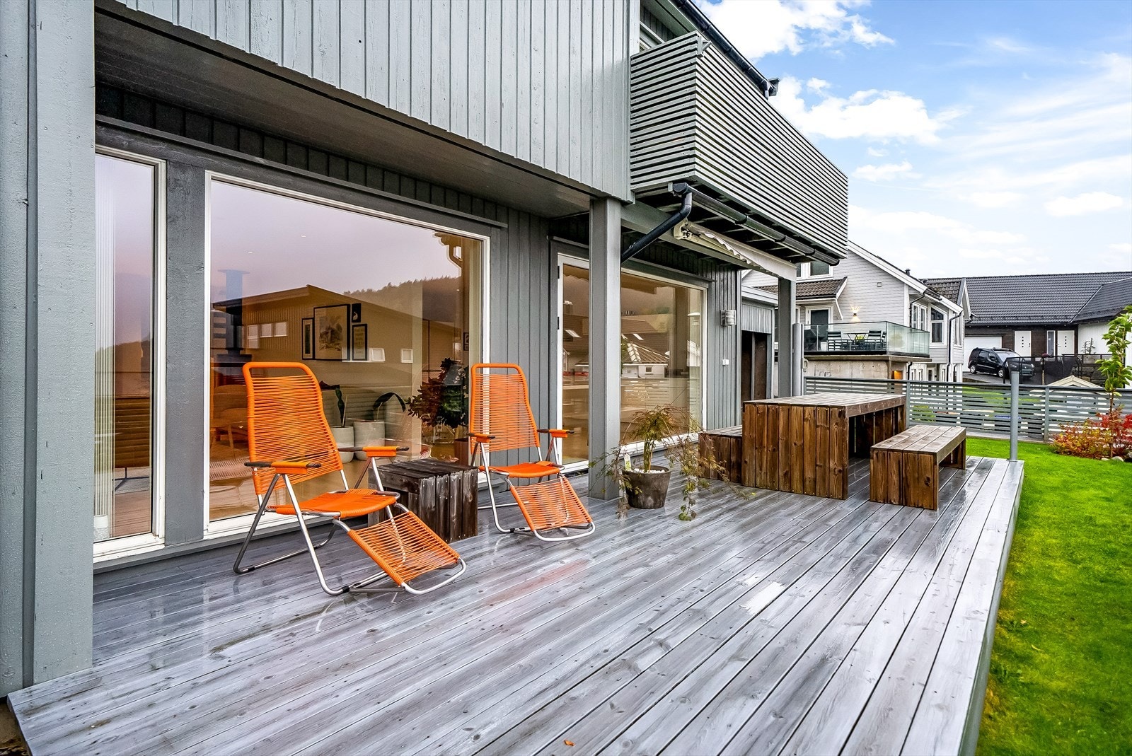 På terrassen kan du nyte sola helt til de sene kveldstimer sommerstid! Galleribilde