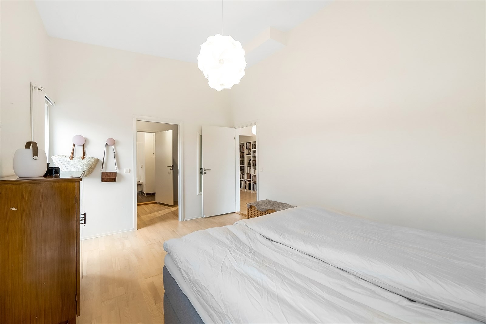 Fra hovedsoverommet har du adkomst til badet via walk-in-closet Galleribilde