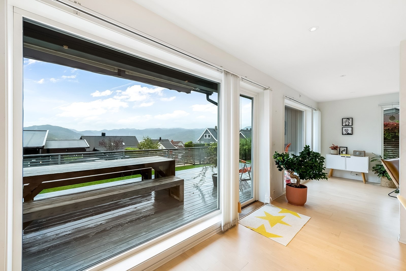 Fra kjøkken/stue er det utgang til terrasse og hage. Galleribilde