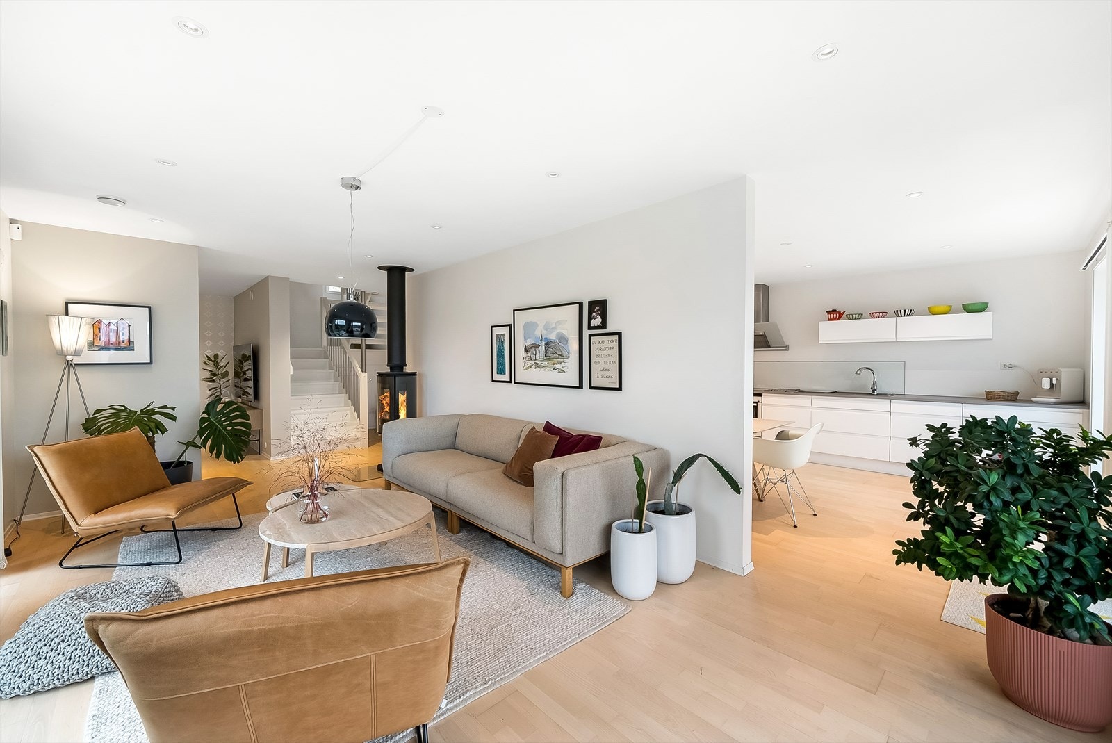 Stua ligger i delvis åpen løsning mot kjøkkenet Galleribilde