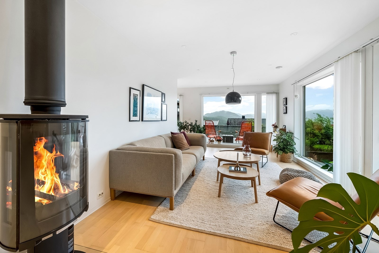 Vedovnen er sentralt plassert stue, spisestue og kjøkken. Varmepumpe er nylig blitt installert. Galleribilde