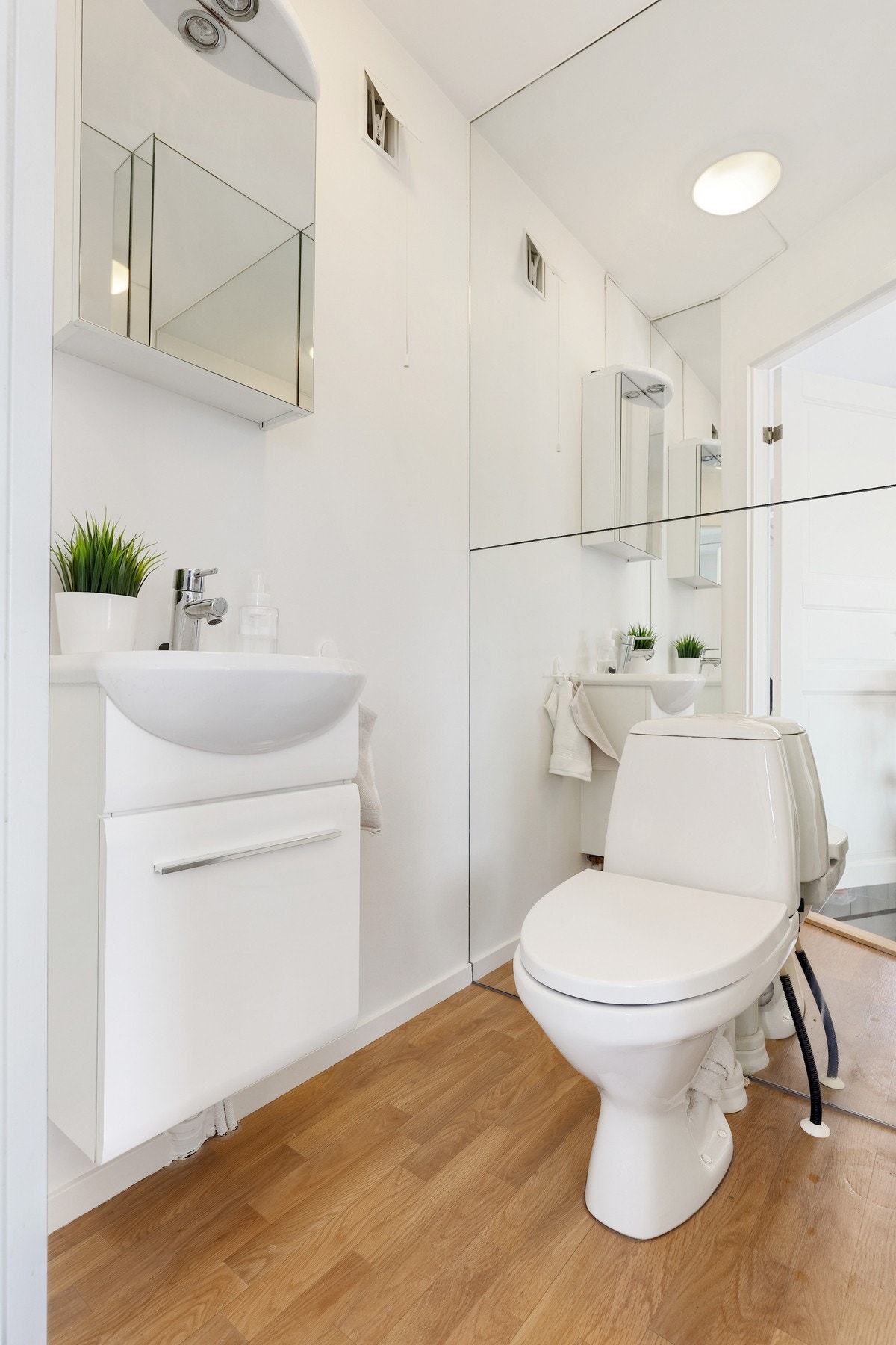 Wc-rom i tilknytning til entrè. Galleribilde