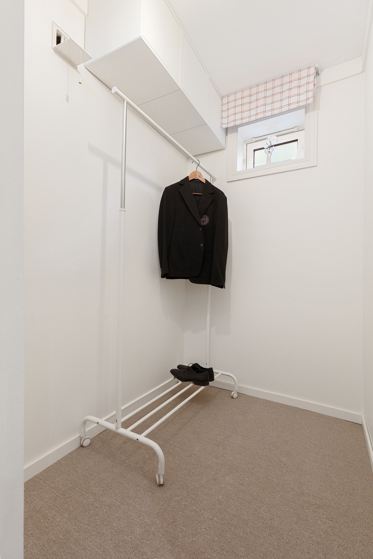 Praktisk garderobe/bodløsning. Det er også etablert et smart lagringsloft med tilkomst via luke fra entrèen. Galleribilde