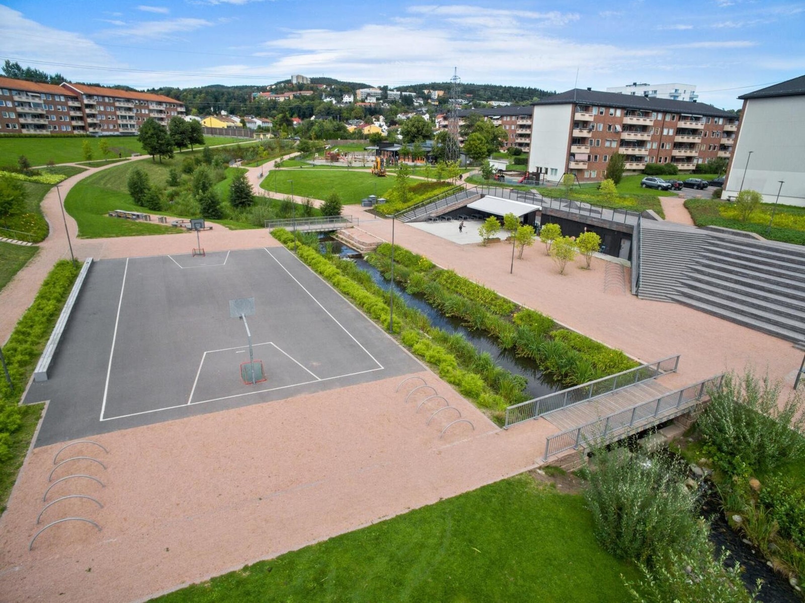 Bjerkedalen Park er et populært sted å møtes for både unge og gamle. Galleribilde