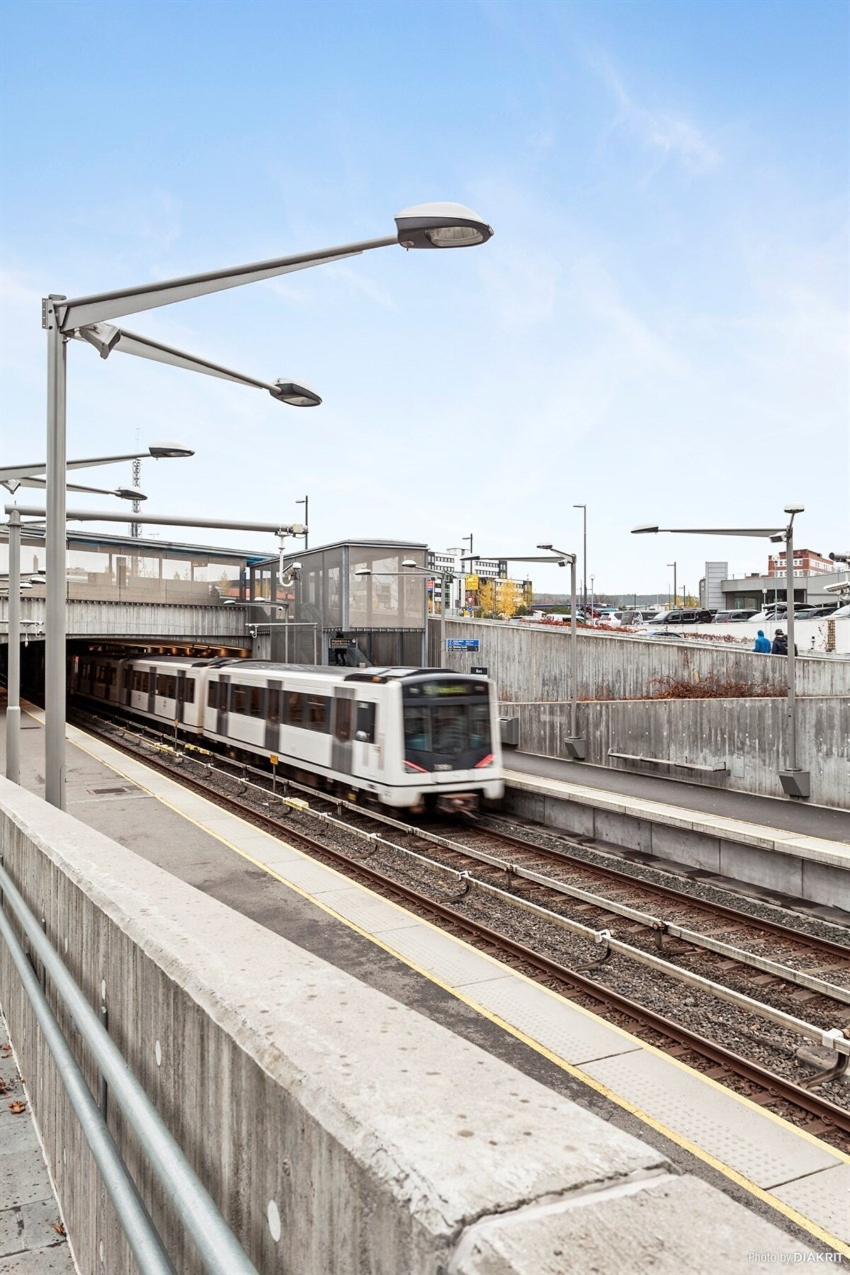 Ca. 5 min. med buss eller ca. 7 minutters gange til Økern T-banestasjon hvor du også har flere busslinjer. Galleribilde