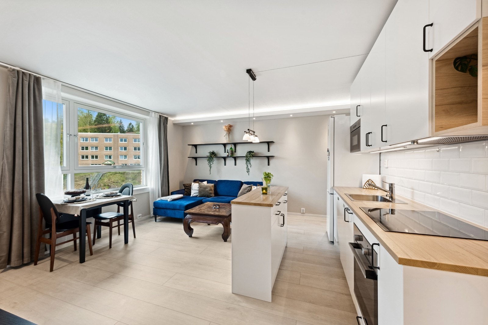 Plass til både sofa- og spisegruppe. Galleribilde