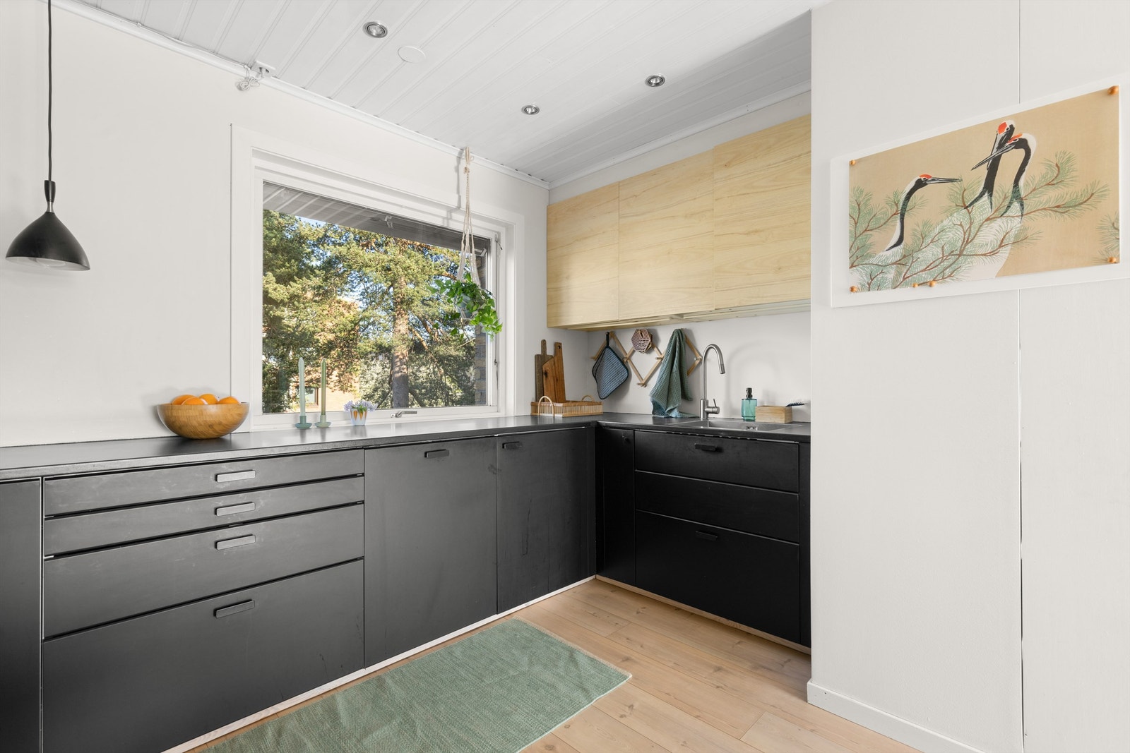 Her har du god arbeidsplass/armsleng, bra med skap og skuffer og mye benkeplass. Galleribilde