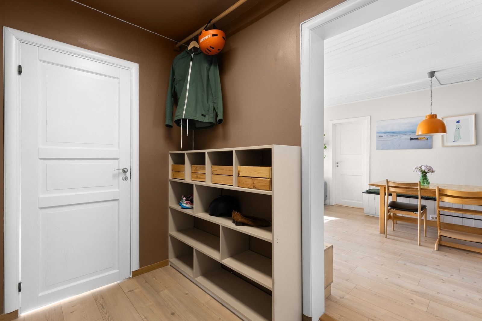 Velkommen inn til en innbydende gang/entré med smart oppheng til yttertøy, integrert og plassbygd hylle til både sko og kurver med lue, hals, votter etc. Galleribilde