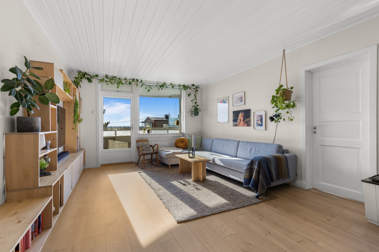 Koselig sofakrok ved de store vindusflatene. Galleribilde