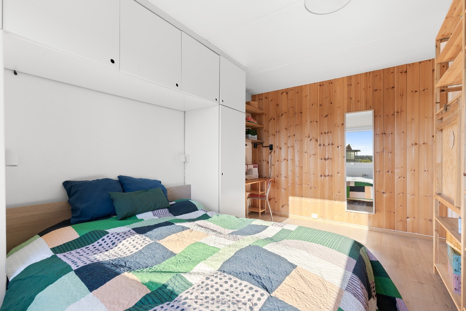 Hovedsoverom - legg merke til smart arbeidsplass i kroken med innebygd pult og hylleløsning over Galleribilde