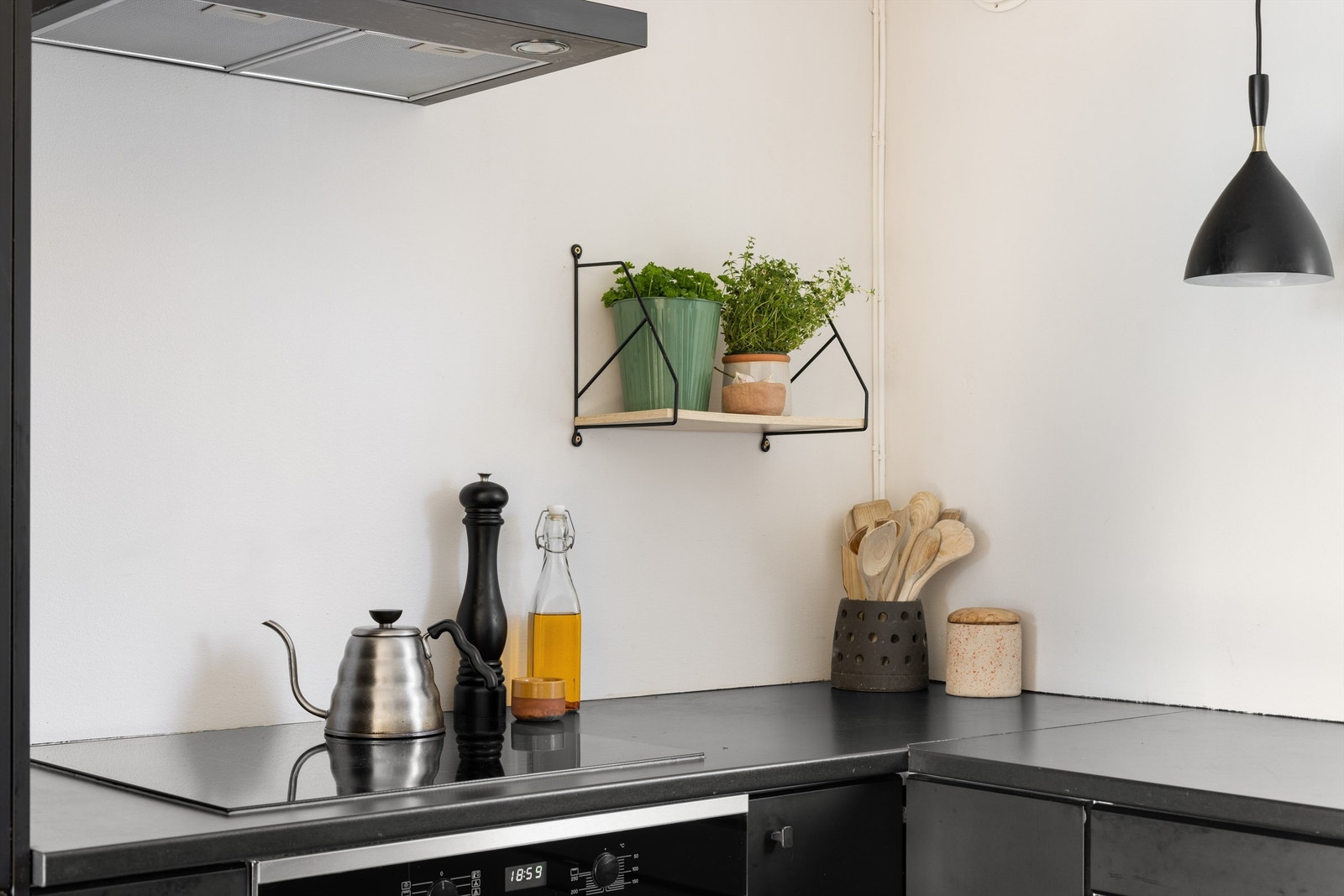 Detalj fra koketoppen og arbeidsplassen rundt. Galleribilde