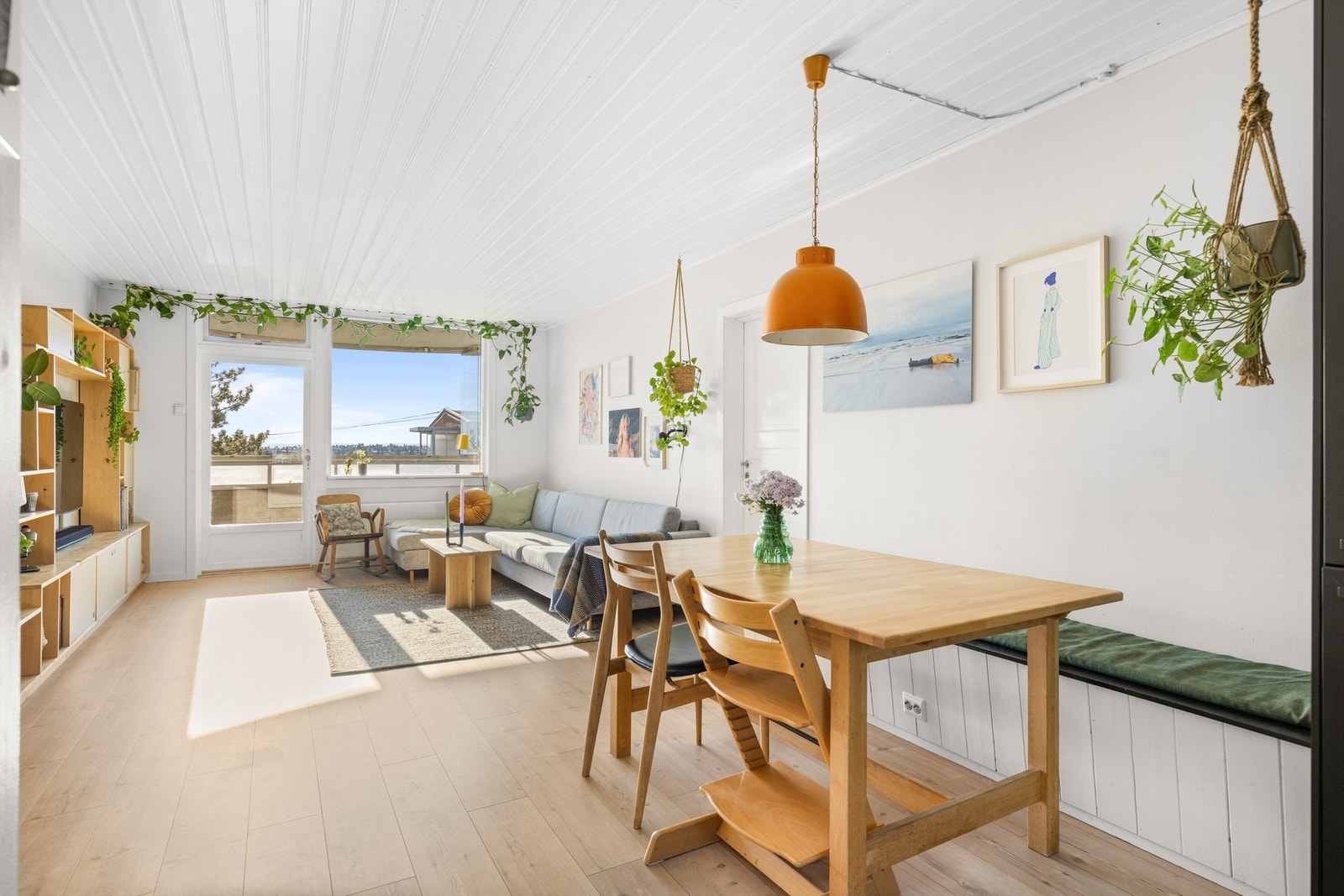 Åpen kjøkken- og stueløsning.
Gjennomgående smarte, praktiske og integrerte løsninger som f.eks. plassbesparende kjøkkenbenk med oppbevaring... Galleribilde