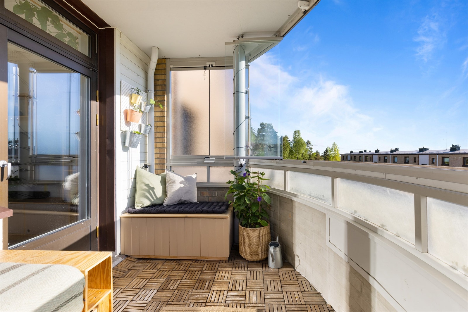 Solrik balkong.
Praktisk innglassing til vinter eller dårlig vær sommerstid. Galleribilde