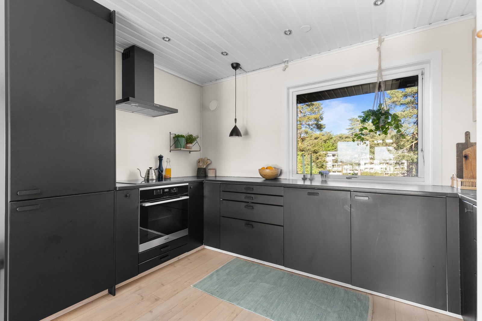 Moderne IKEA kjøkkeninnredning fra 2017 med slette fronter, og benkeplate av laminat. Nedsenket himling med innfelt downlights. Galleribilde