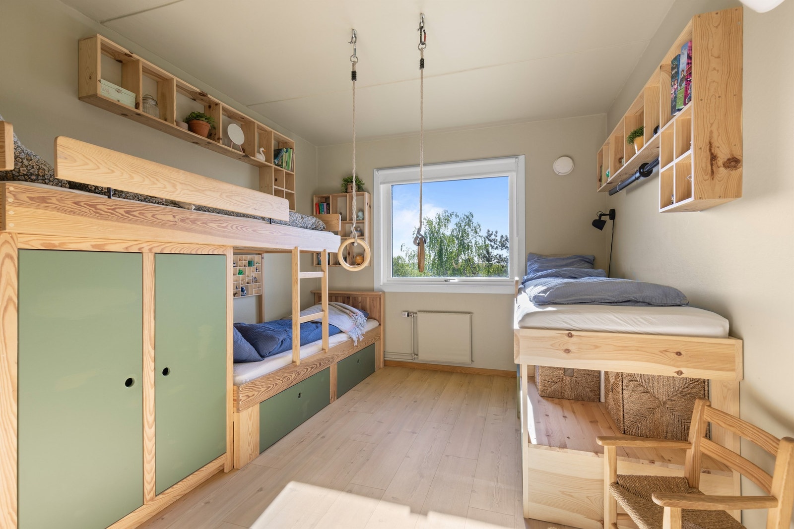 Soverom II er innredet med plassbygde senger til tre barn. Galleribilde