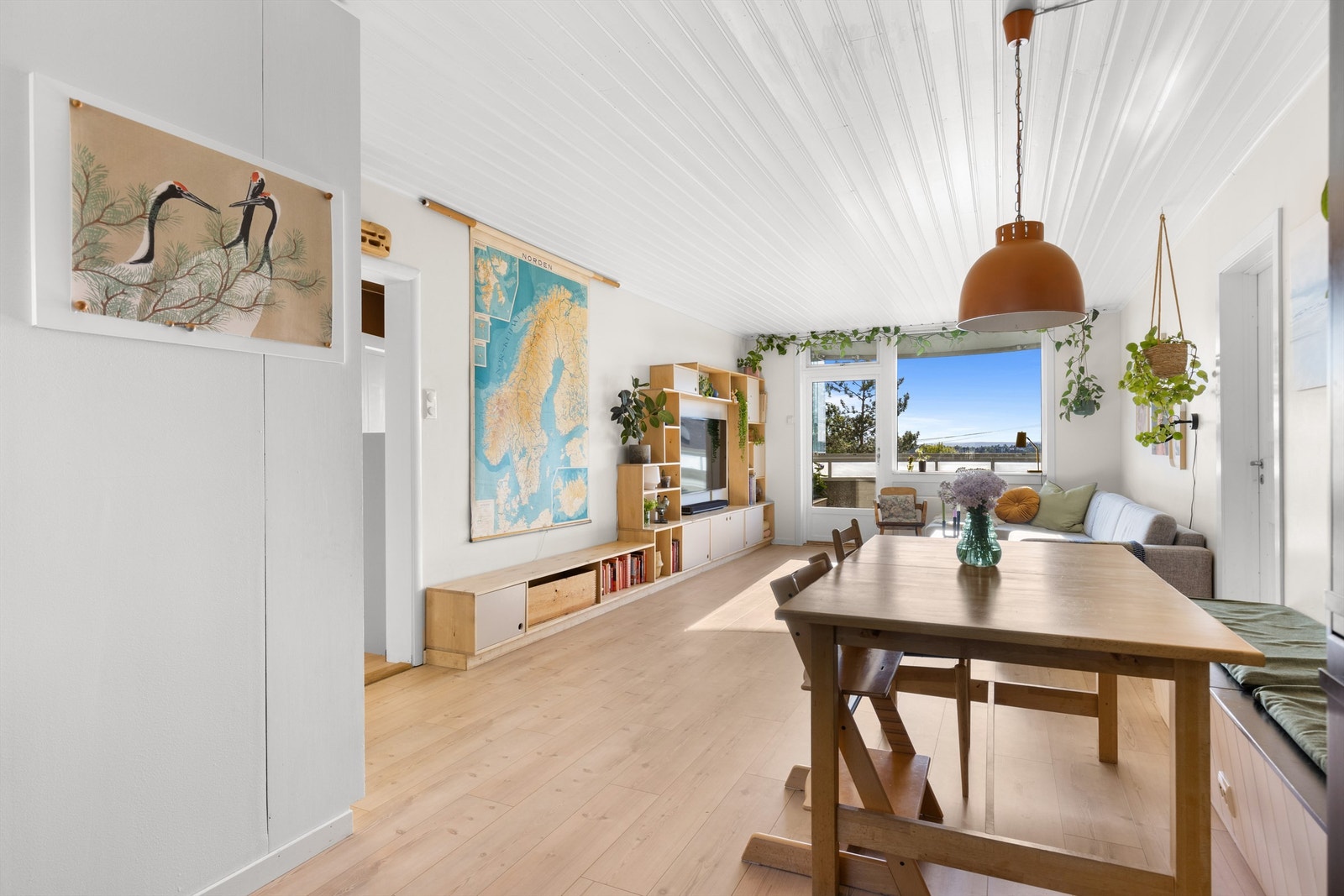 Her får du god plass til stort spisebord som binder sammen bruken av både kjøkken og stue (spisestue) Galleribilde