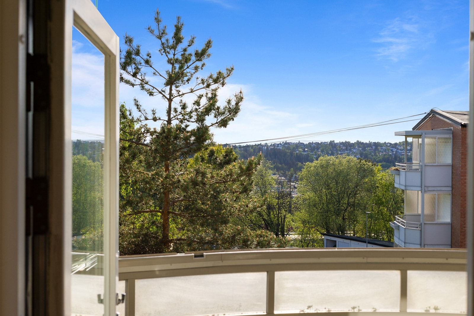 God intern beliggenhet i borettslaget med luftig of flott utsikt mot vest!
Balkongen er innglasset. Galleribilde
