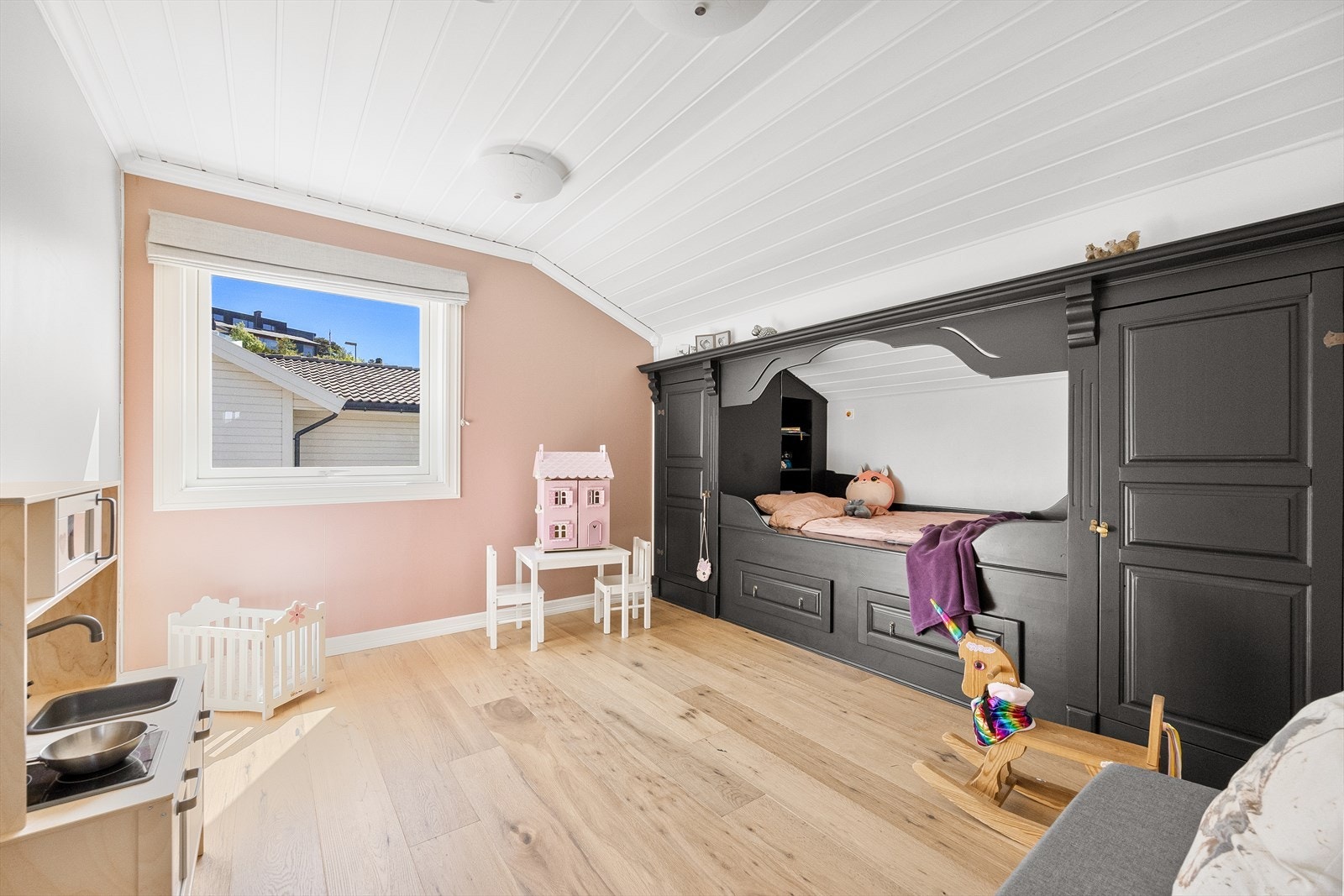 Rommene ligger på den svale siden av huset - perfekt for småbarn etter en lang dag. Nye parkettgulv Galleribilde