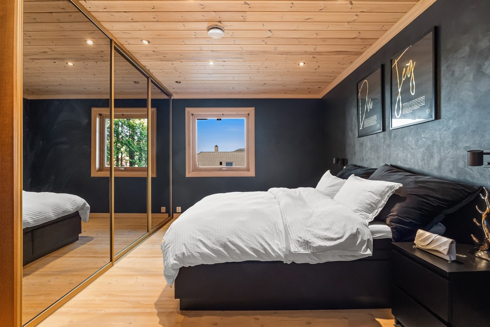 Pent hovedsoverom med speilgarderobe Galleribilde