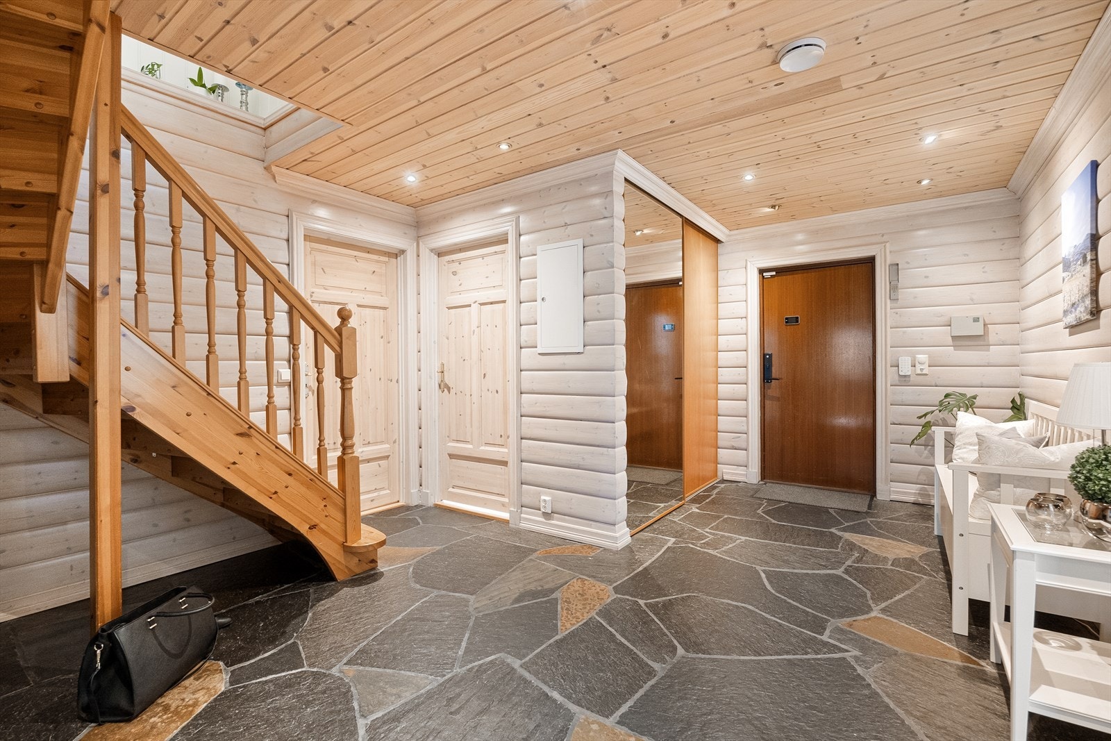 Dør til soverom 2 og bad, med videre tilkomst til hovedsoverom. God skyvedørsgarderobe Galleribilde
