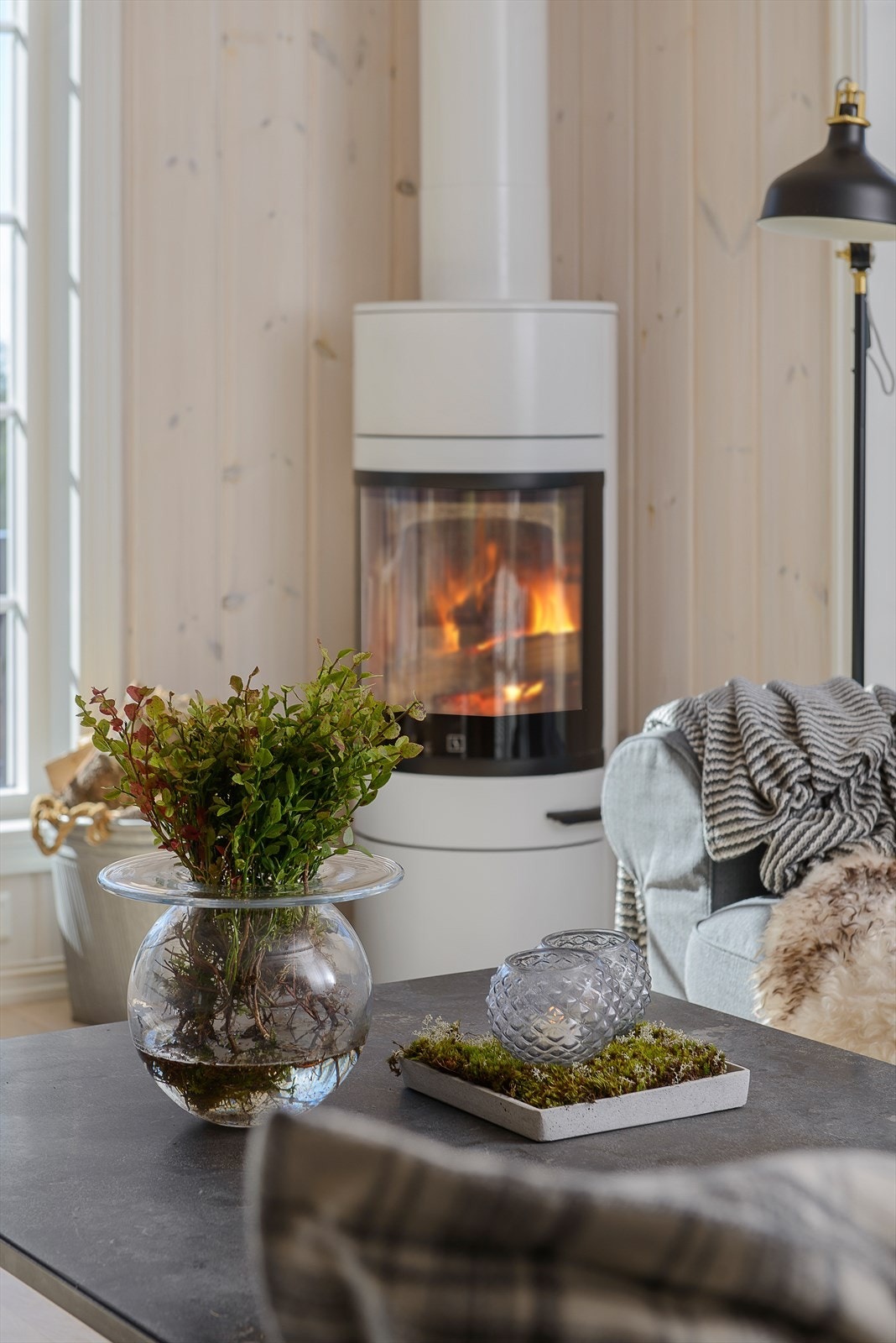 Peisovnen er fint plassert i hjørnet i rommet. Skaper hyggelig stemning og gir god varme. Galleribilde