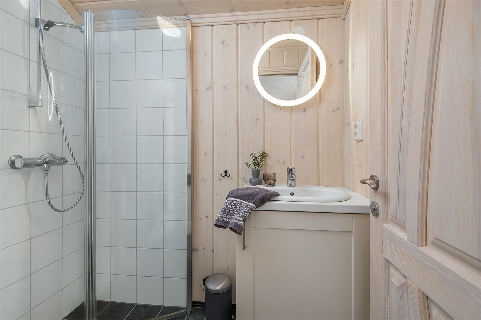 Bildet fra hyttas andre bad i 2. etg. Her er det dusj, enkel servantinnredning og WC. Galleribilde