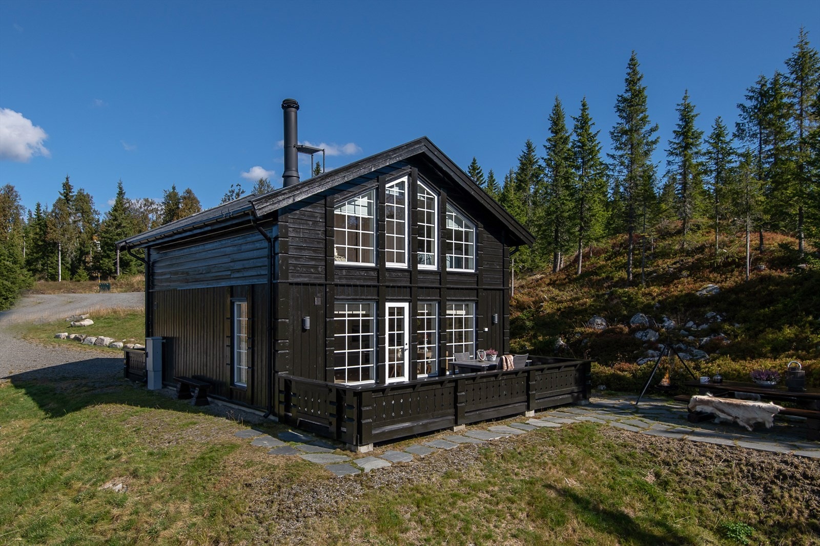 Tiltalende, moderne og innholdsrik fritidseiendom med flotte uteplasser. Galleribilde