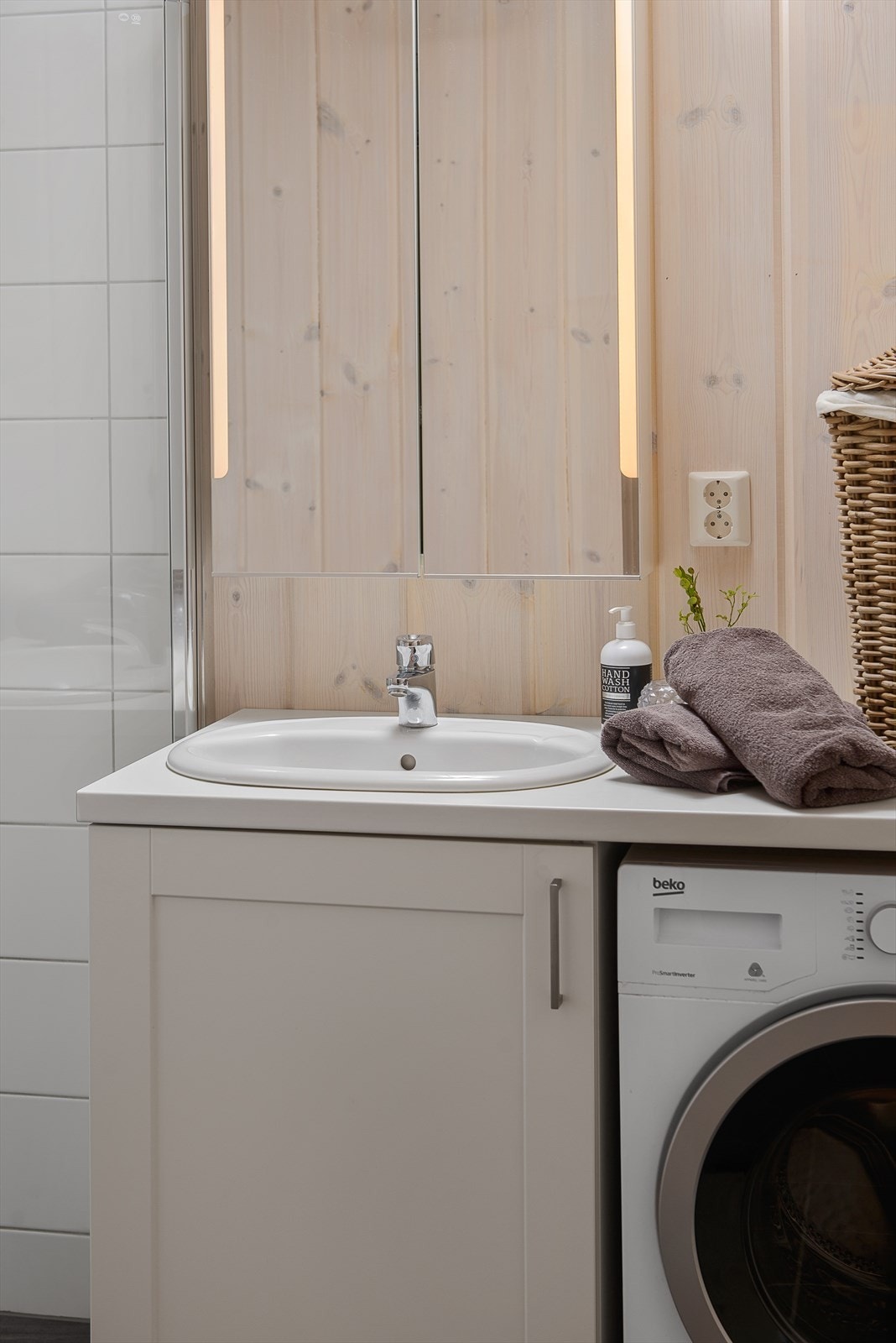 Opplegg for vaskemaskin, dushjørne med innfellbare glassvegger. Galleribilde