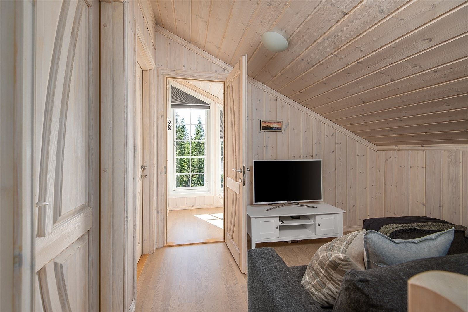 Fra loftstua er det adkomst til hyttas 3 soverom og et ekstra bad/wc. Galleribilde