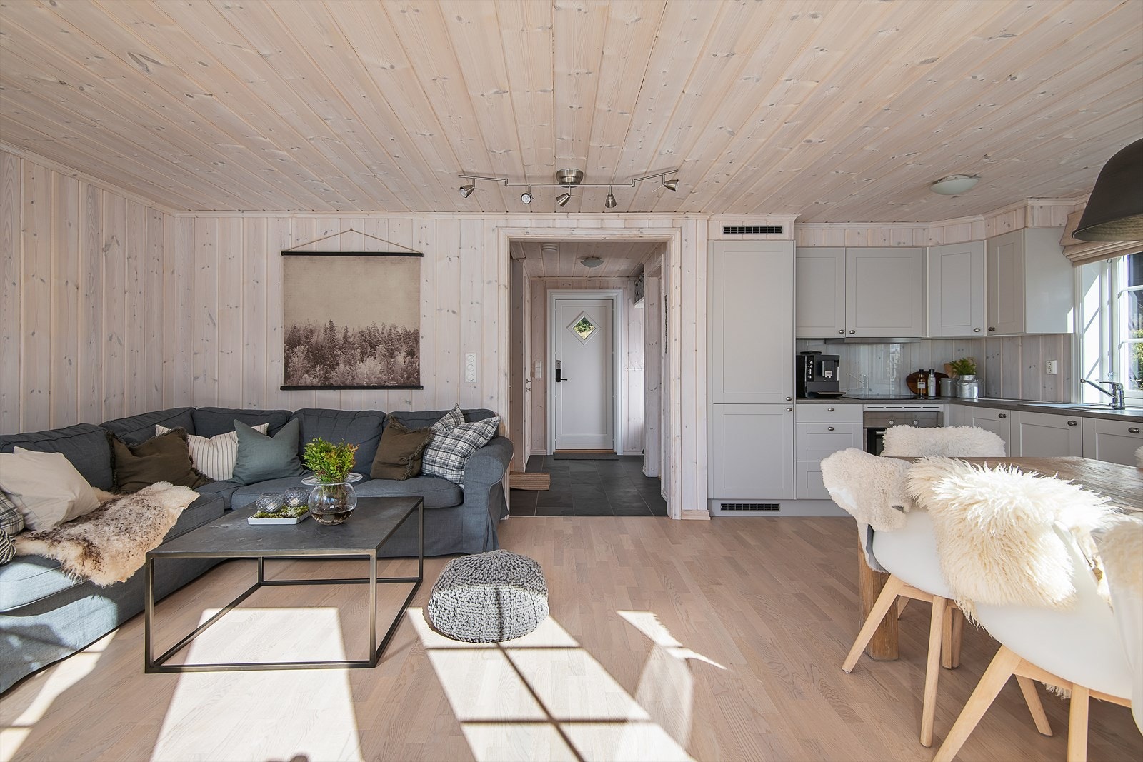 God plass til både salong og langbord. Kjøkkenet ligger åpent i forhold til stue og gjør rommet sosialt og hyggelig. Galleribilde