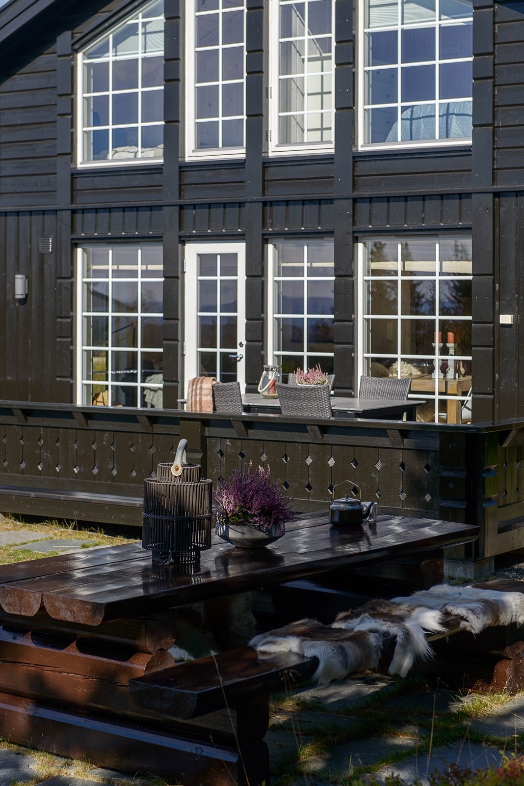 En fin plass og samles med familie og venner ved hytta. Skjermet for innsyn og i fred og ro. Galleribilde